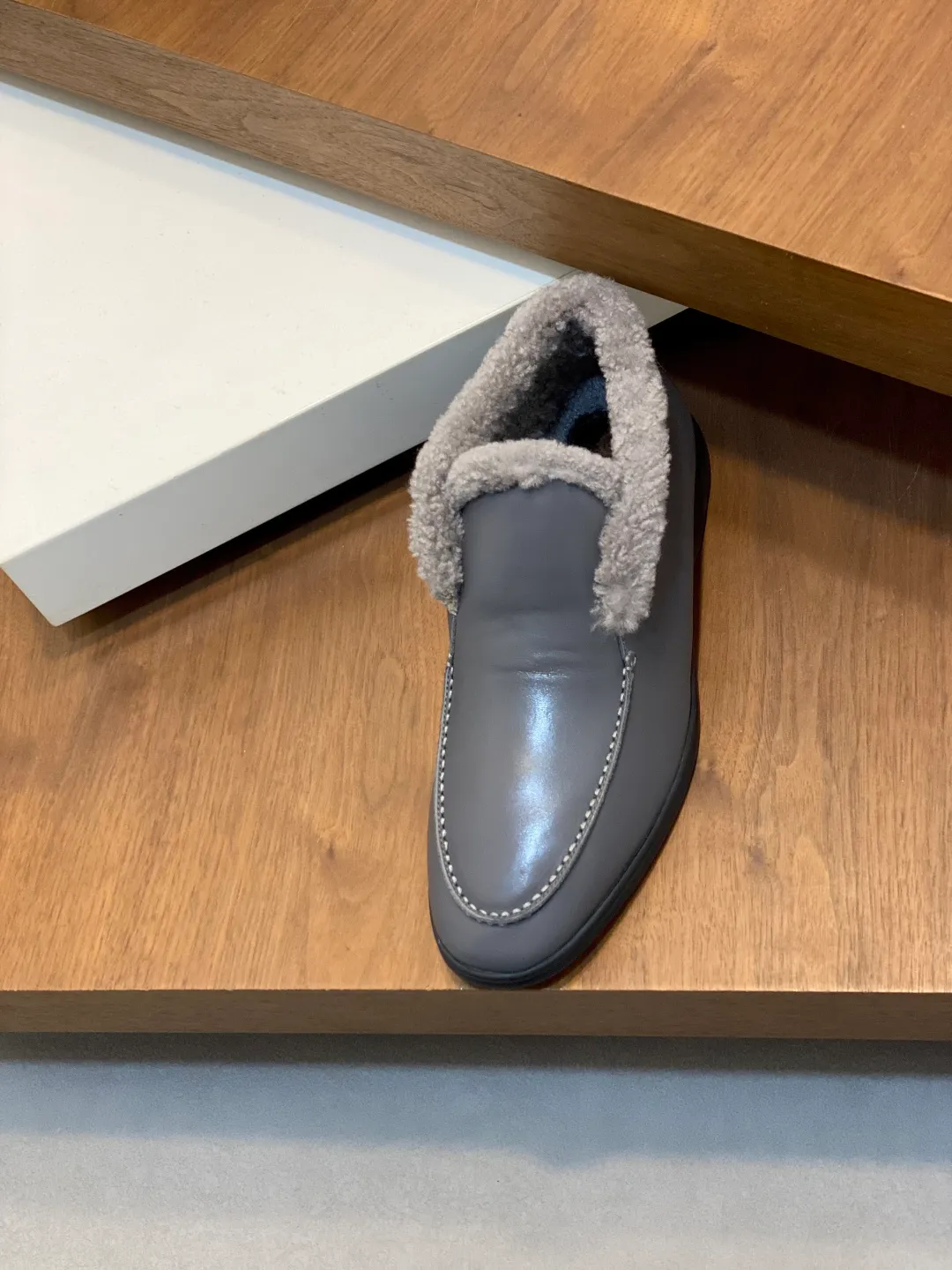Men's Men's Shoes💰860 LoroPiana/nuoyoupiana men's new autumn and winter wool shoes, Dongguan-made raw materials are in great demand! This casual shoe is made of imported calfskin, with a full wool lining and insole for an extraordinarily comfortable and warm wearing experience. The ultra-light two-color rubber sole creates a charming modern aesthetic. There is an LP logo on the bottom. The style is simple and fashionable, and the upper foot is comfortable, warm and breathable! Comes complete with original box packaging! Size: 39-40-41-42-43-44 standard leather shoe size (45/46 can be customized but does not support returns)
